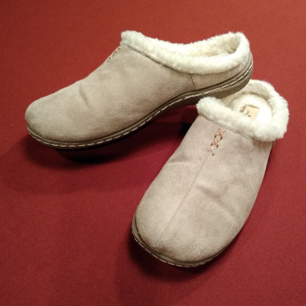 It's always slipper season! --Ladies Cozy Fleece Lined Slippers sz M  (7-7.5)